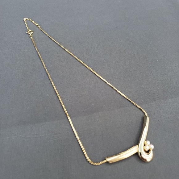 Sarah Coventry Jewelry - Sarah Coventry Gold Tone Swirl Pendant Necklace White Bead Accents Vtg 1950s 14"